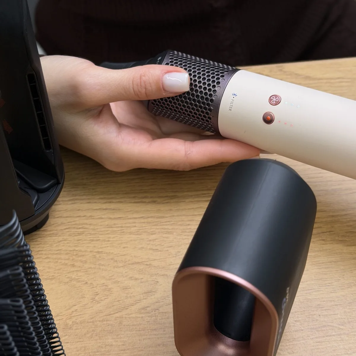 Фильтр Dyson HS09 Ceramic Pink крупным планом — удобный захват насадки