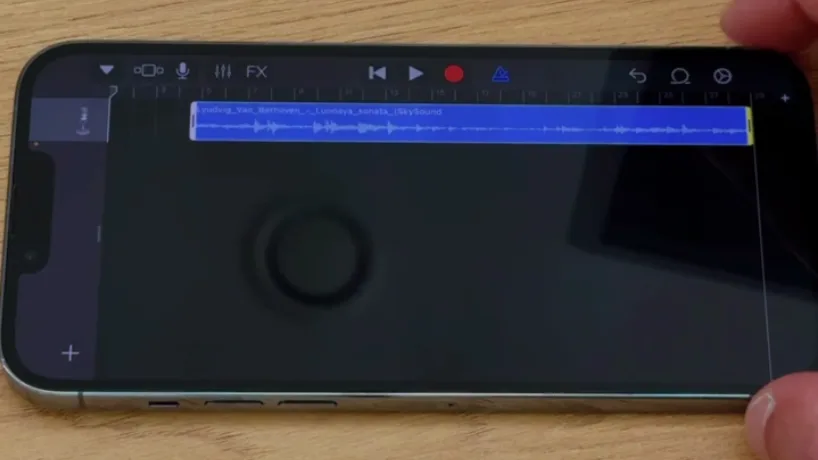 Аудиофайл добавлен на дорожку GarageBand на iPhone
