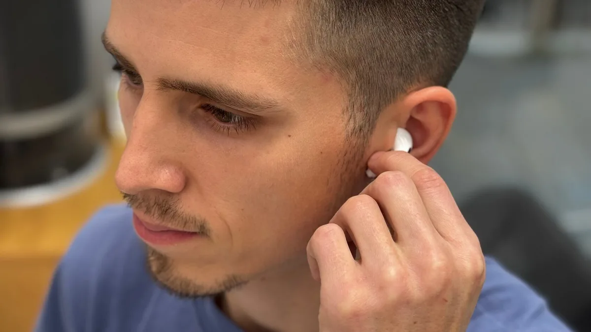 Apple AirPods 4 можно протестировать в Сургуте!
