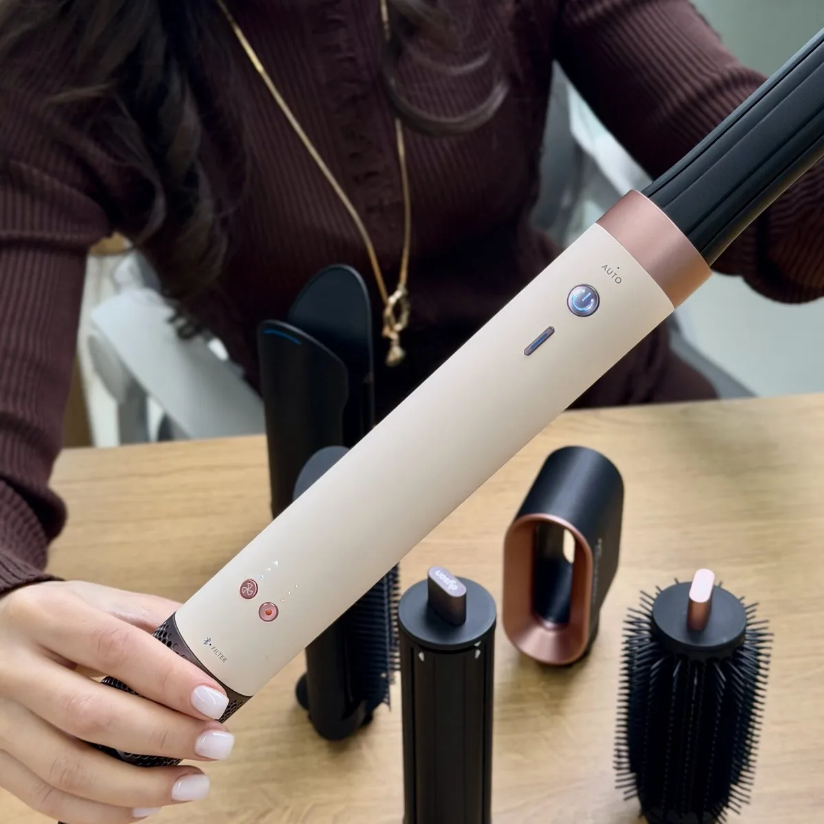 Стайлер Dyson HS09 Ceramic Pink — вид сбоку с кнопками управления AUTO