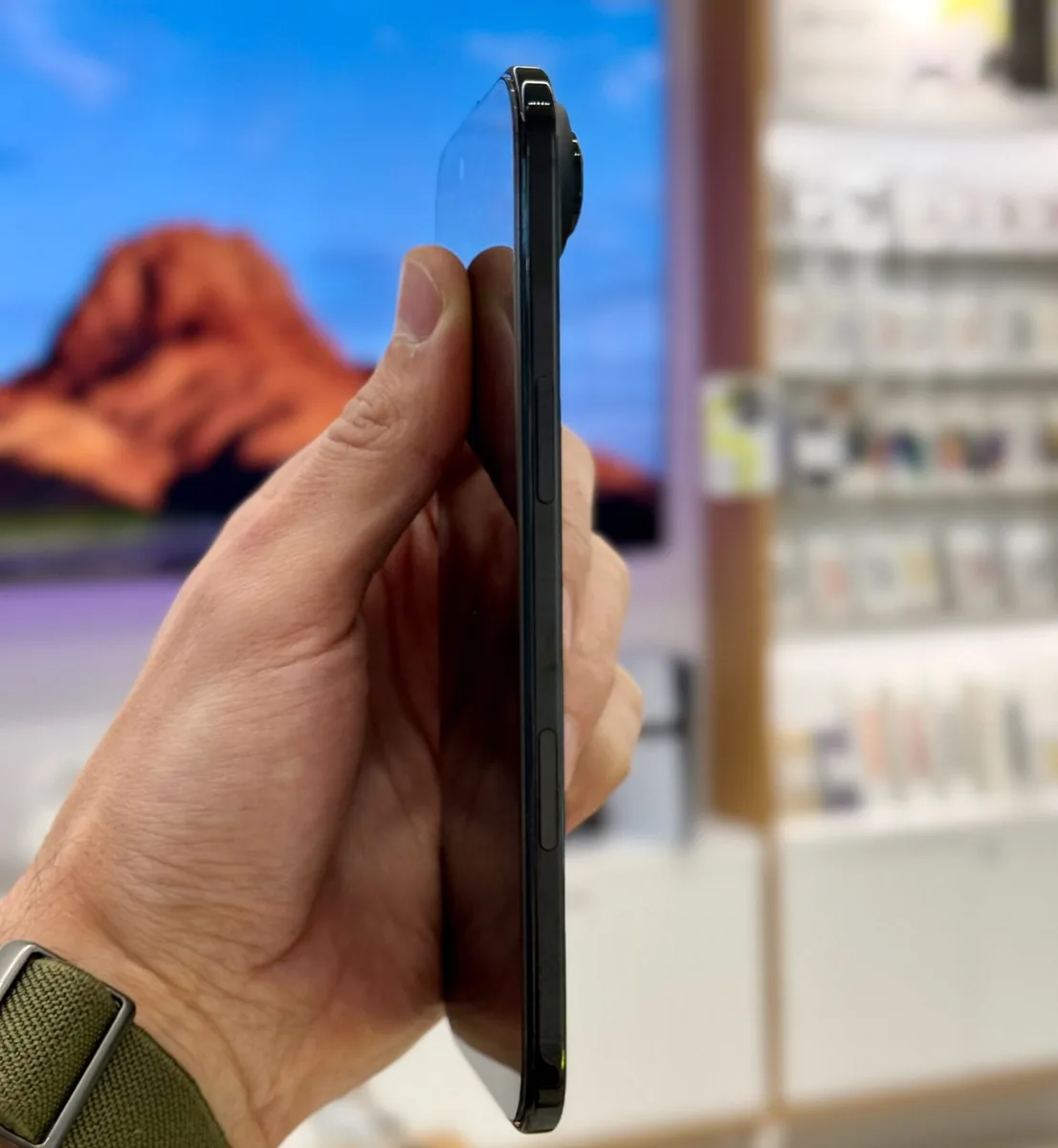 iPhone 17 без лотка SIM-карты — версия только с eSIM