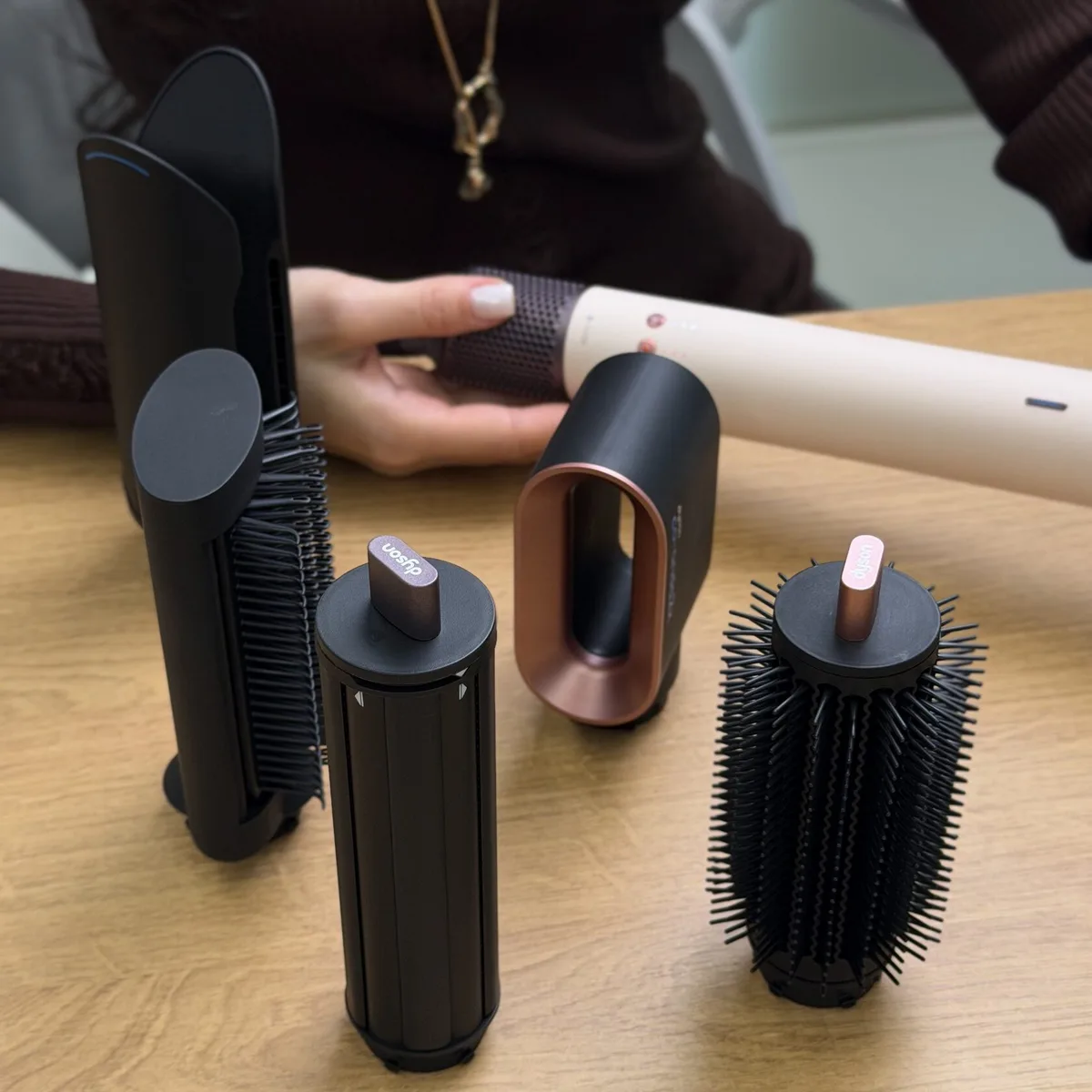 Насадки Dyson HS09 Coanda 2x разного диаметра и щётки на столе