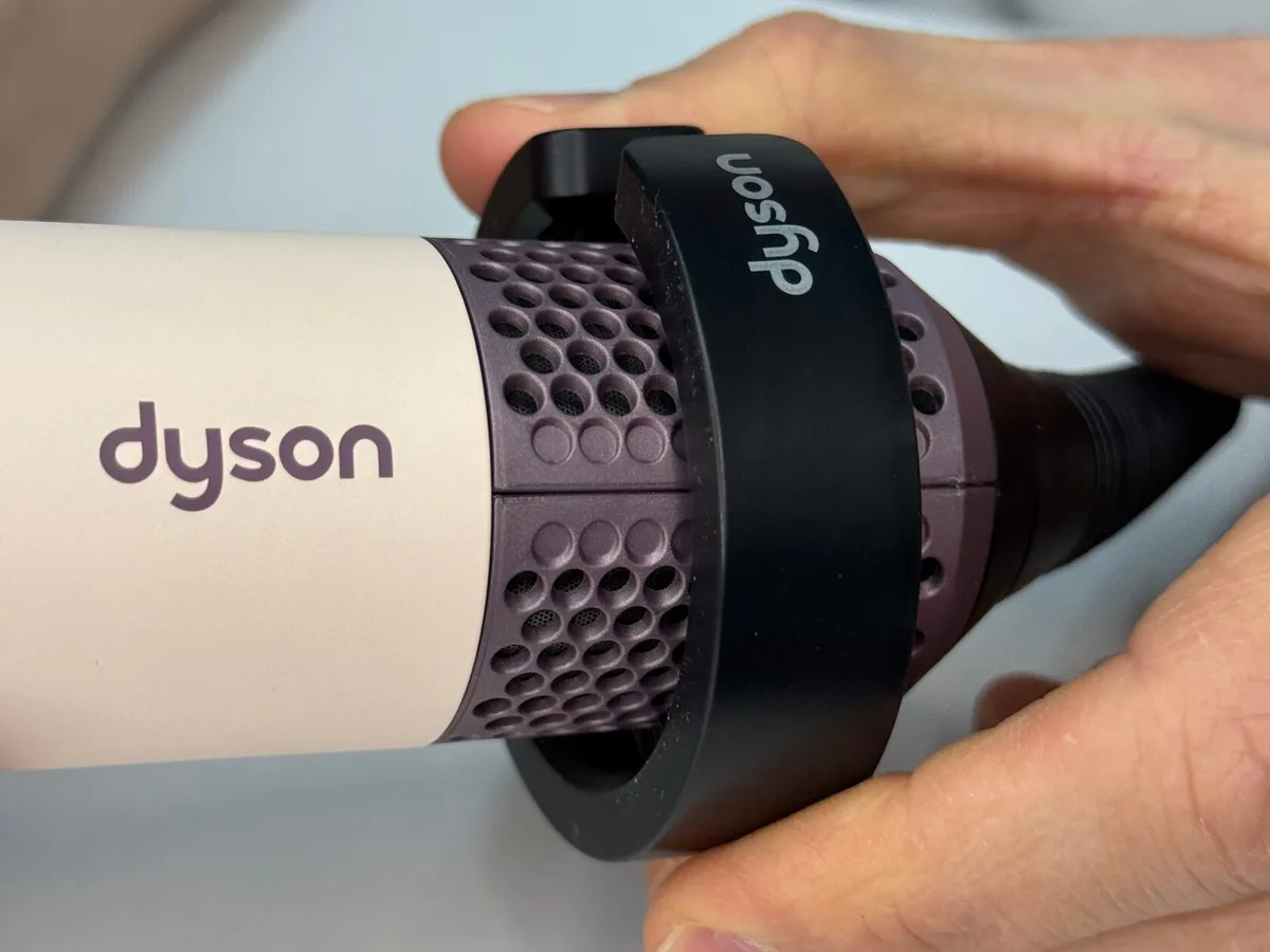 Чистка фильтра стайлера Dyson щеткой
